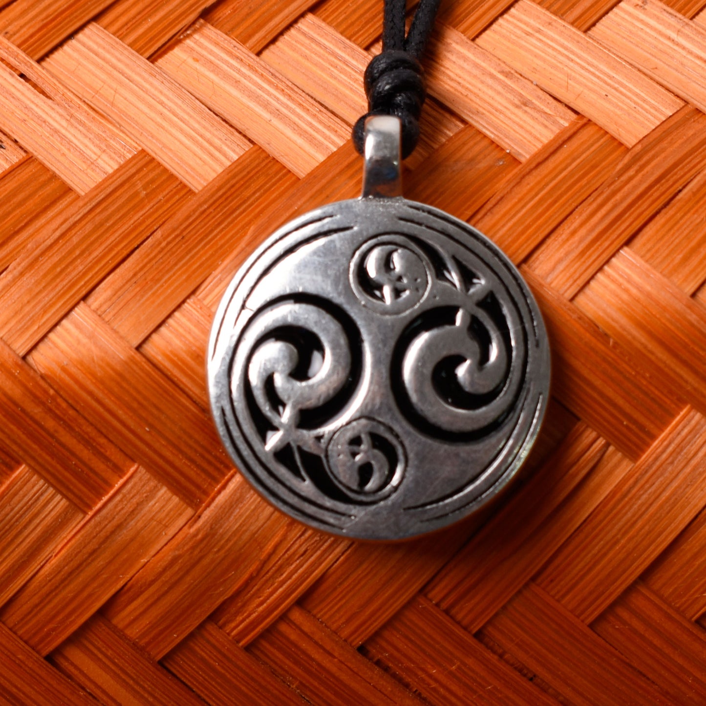 Stunning Ying Yang Feng Shui Silver Pewter Charm Necklace Pendant Jewelry